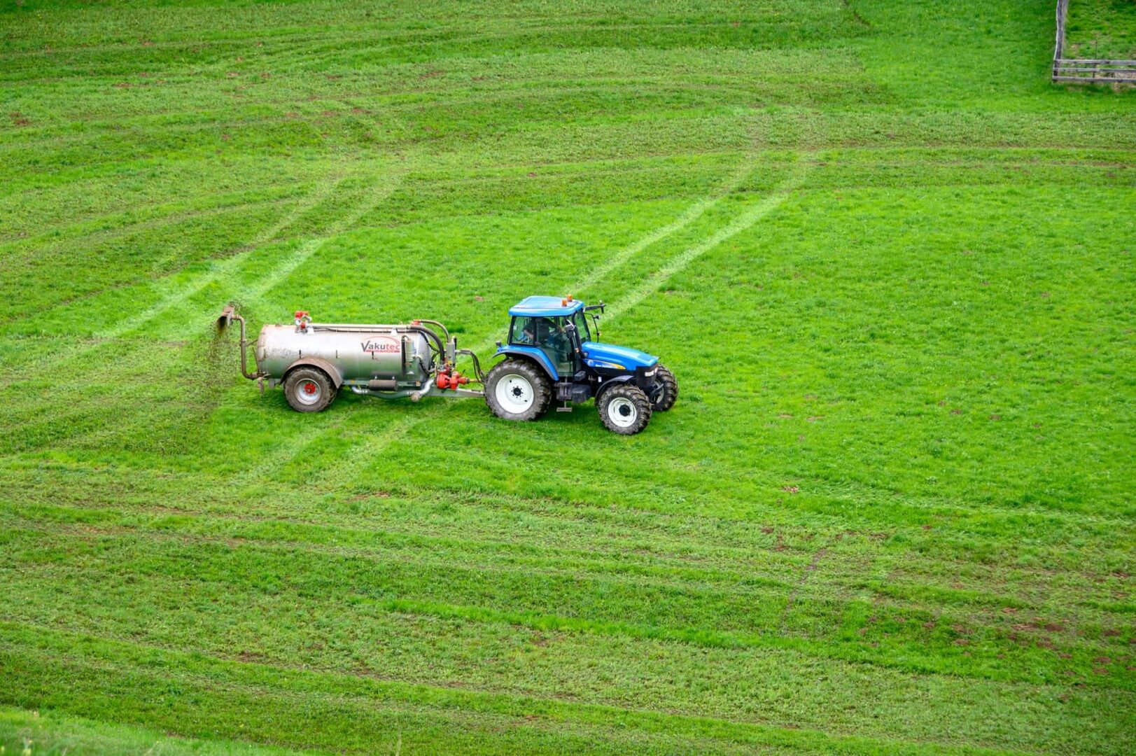 220111 - Splann ! Agriculteur fertilisant son pré Crédits Etienne Girardet by Unsplash