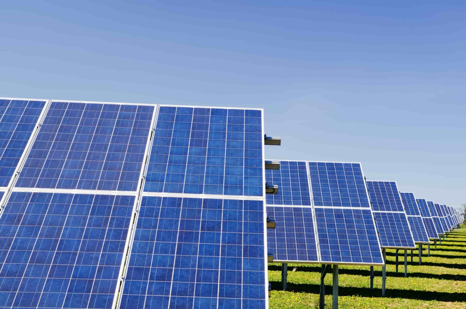 180321 - Splann ! Panneaux solaires dans un champ Crédits Zbynek Burival by Unsplash-min