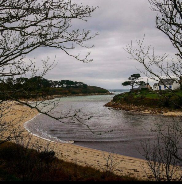 Un ruisseau marron se jette sur la plage de la Penfoul, en décembre 2021. Crédits APPCL