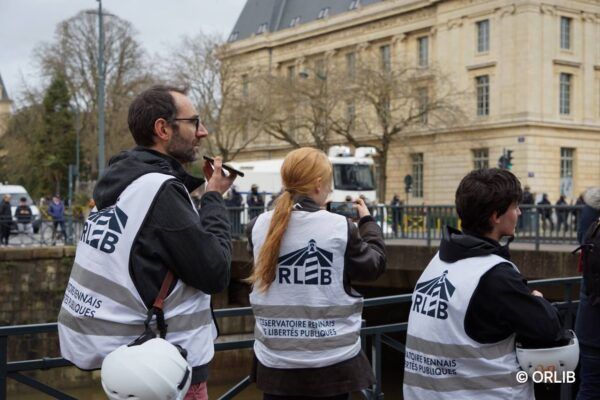 Des observateurs de l'Orlib durant une manifestation à Rennes. Crédits Nathan Gougeon