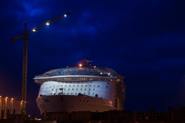Le paquebot de croisière Symphony of the Seas, quelques mois avant sa livraison par STX (ancien nom des Chantiers de l'Atlantique). Crédits Florent Pommier, Médiacités