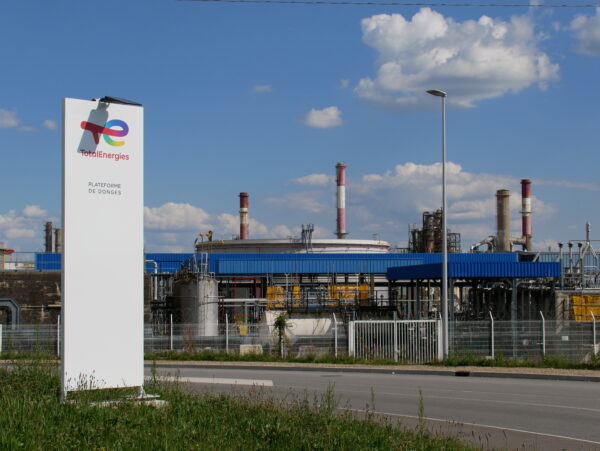 La raffinerie de Donges est implantée dans la commune depuis le début du XXe siècle. Les premiers dépôts pétroliers datent de la première guerre mondiale. Crédits : Samy Archimède.