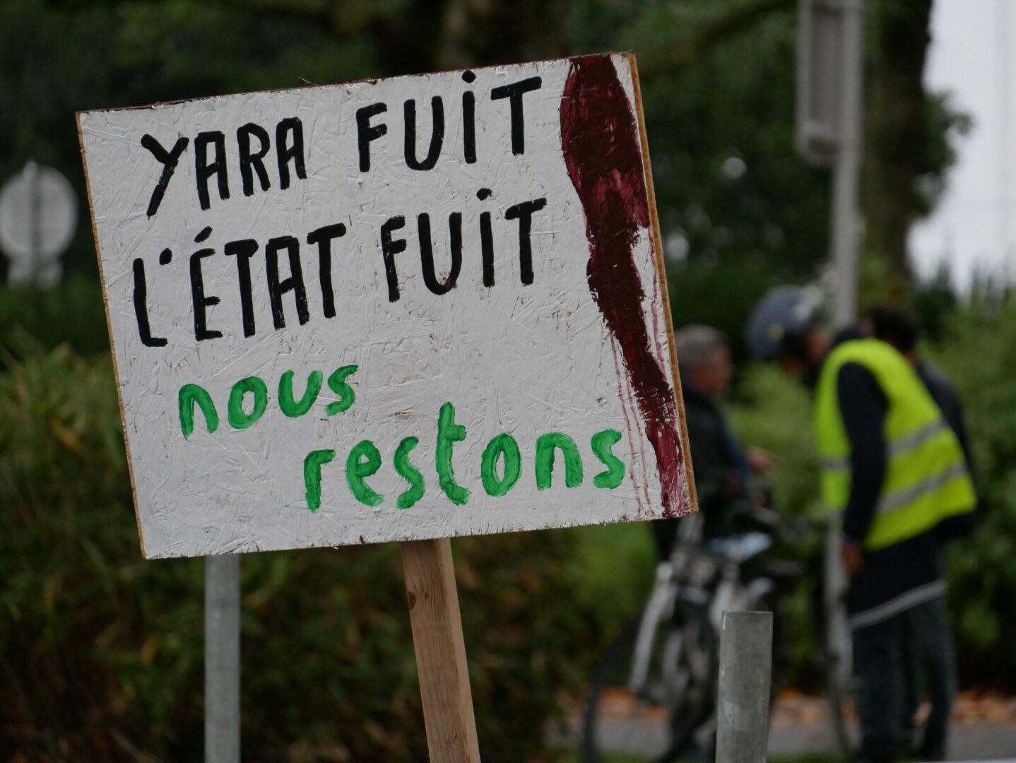 Des associations de riverains organisent régulièrement des rassemblements pour alerter sur les pollutions de l'usine d'engrais, Yara. Photo : Samy Archimède.