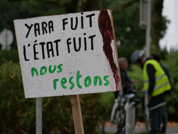 Des associations de riverains organisent régulièrement des rassemblements pour alerter sur les pollutions de l'usine d'engrais, Yara. Photo : Samy Archimède.