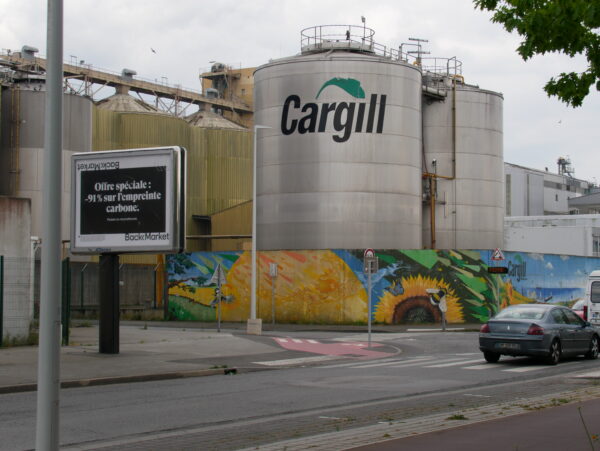 À Saint-Nazaire, difficile d'échapper aux odeurs entêtantes issues de la fabrication d'huile de tournesol et de tourteaux destinés à l'alimentation animale. Crédits : Samy Archimède.