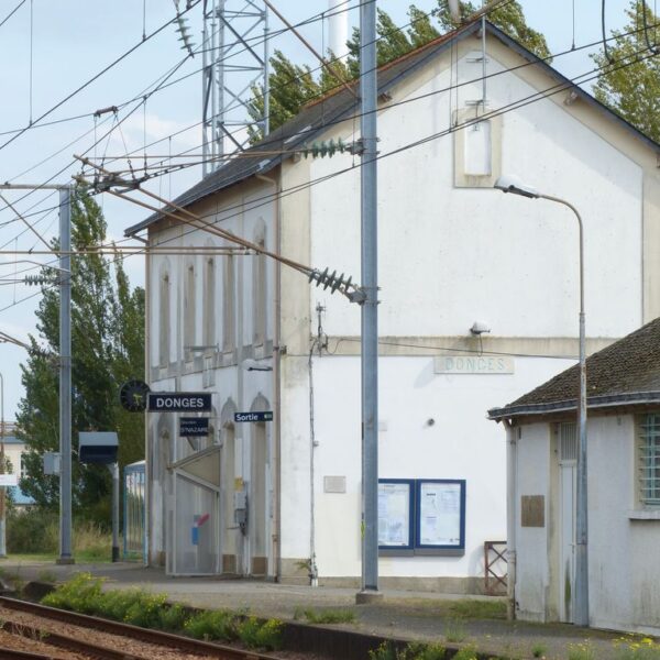 Enfermée au cœur de la raffinerie, la gare de Donges, dernier vestige de l’ancien village bordé par la Loire, a été rasée suite à la déviation de la voie ferrée. Crédit : Lilian Gallet