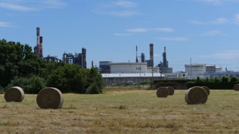 Pendant des décennies, la raffinerie TotalEnergies de Donges a tissé sa toile sur la commune tout en payant « généreusement » ses salariés et en faisant profiter ses habitants de copieuses retombées fiscales. Aujourd’hui, alors que ces avantages se sont en bonne partie volatilisés, les Dongeois vivent toujours sous la menace de ce site pétrochimique.