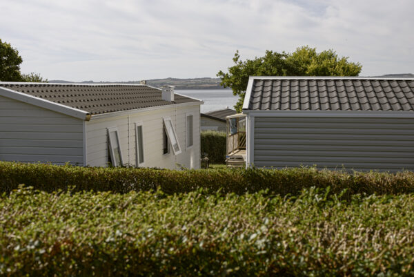 Les campings sont autorisés dans la bande de 100 m dans la mesure où ils sont démontables. Photo prise près de la plage de Pors ar Vag, à Plomodiern, dans le Finistère, le 11 juillet 2022. Crédits : Vassili Feodoroff.