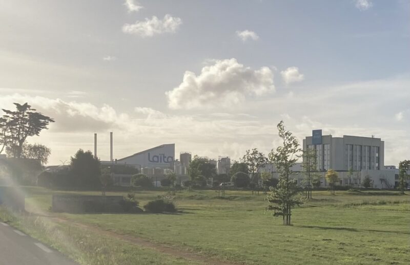 Entrée du site industriel Even lait industrie à Ploudaniel, dans le Finistère Nord. Crédits "Splann !"