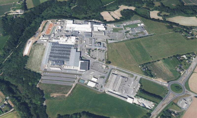 Le site d'Even lait industrie a été construit le long de la rivière de l'Aber Wrac'h, à Ploudaniel. Crédits : IGN