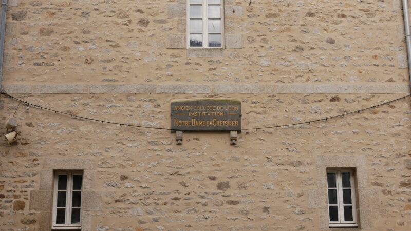 Plaque apposée sur le bâtiment nord du Lycée du Kreisker. Crédits Daniel Lauret pour « Splann ! »