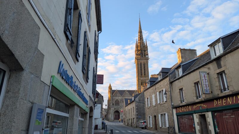 Chapelle Notre-Dame du Kreisker de Saint-Pol-de-Léon depuis la rue Cadiou. Crédits Daniel Lauret pour « Splann ! »