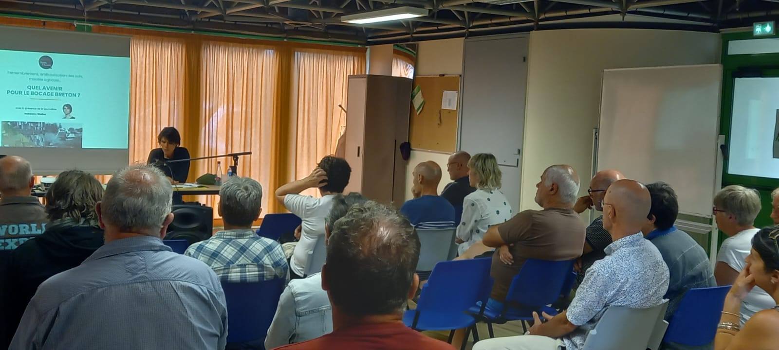 Conférence de Nolwenn Weiler sur la disparition du bocage, en juin 2025, à l’invitation de Lanquidic Osons L’Avenir, dans le Morbihan.