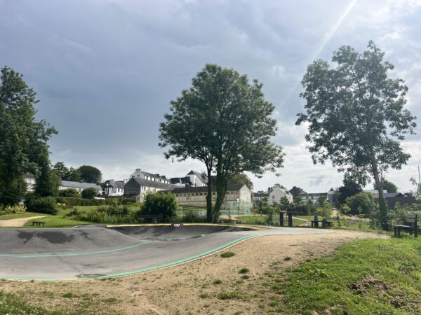 [Keloù « Splann ! »] Er Faoued, e kouezh ar gwez dindan aotreoù ar maer