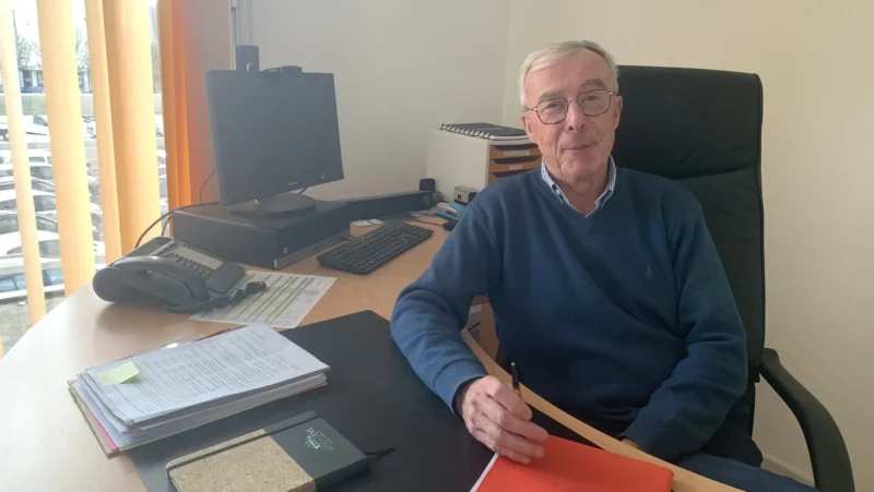 Patrick Berthelot, maire de Crozon, dans son bureau sur lequel trône un agenda siglé aux couleurs... d'Amenatys. Crédit : Pierre-Yves Bulteau