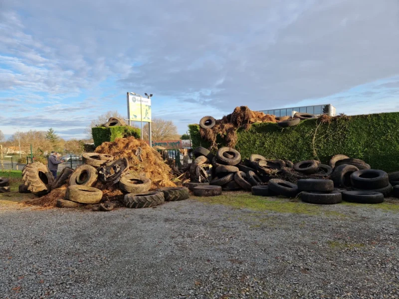 La Coordination rurale de la Vienne a revendiqué le déversement de fumier, pneus et bâches en plastique devant les locaux de l'association Vienne Nature, à Fontaine-le-Compte, dans la nuit du 17 au 18 décembre 2025. Celle-ci a déposé plainte dénoncé « la passivité des autorités locales, qui contribue à installer un sentiment d’impunité face à des actions remettant en cause l’État de droit ».