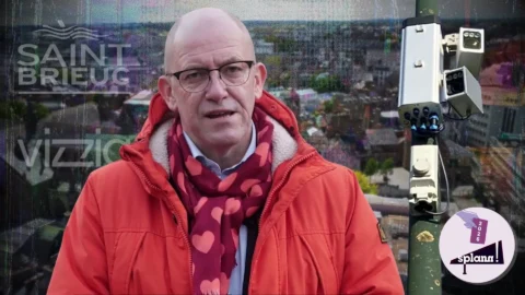 La municipalité briochine dirigée par Hervé Guihard (Place publique) a signé un contrat avec la société Vizzia pour déployer des caméras permettant de traquer les dépôts illégaux d'ordures. Problème, ce dispositif de vidéosurveillance algorithmique est possiblement illégal en raison du risque qu'il fait peser sur la vie privée et sur les libertés publiques.