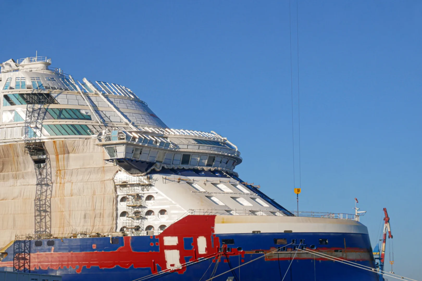 Un paquebot géant en construction sur les Chantiers de l'Atlantique à Saint-Nazaire. Photo Thibault Dumas (Médiacités)