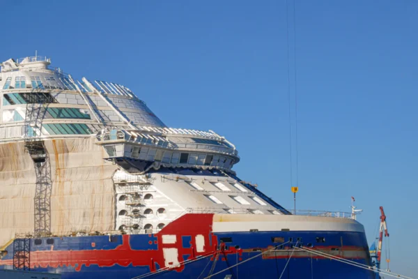 Un paquebot géant en construction sur les Chantiers de l'Atlantique à Saint-Nazaire. Photo Thibault Dumas (Médiacités)