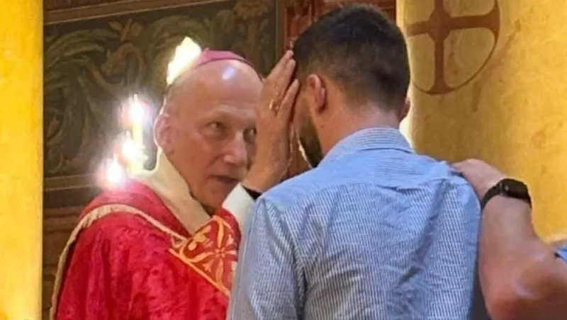 Dylan Lemoine, en pleine bénédiction par Mgr D'Ornellas, évêque de Rennes et oncle de la journaliste réactionnaire Charlotte d'Ornellas. DR