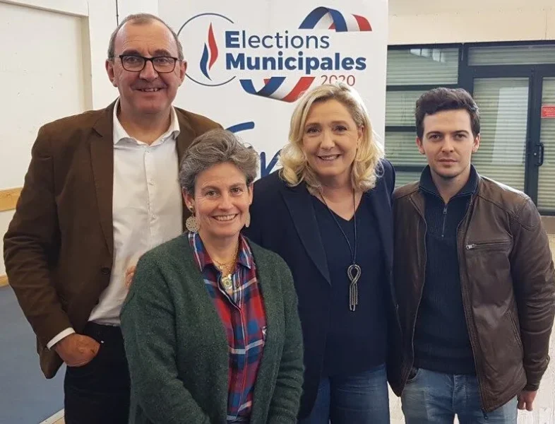 Virginie d'Orsanne, entourée de Marine Le Pen de l'eurodéputé RN Gilles Pennelle, lors des municipales de 2020.