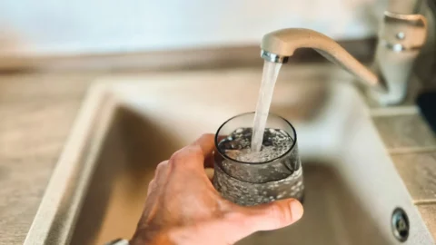 221122 - Eau du robinet verre Crédit Swanky Fella licence Unsplash