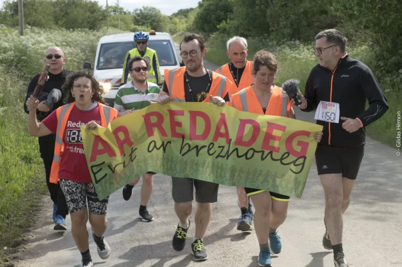 Erwan Blanchard (à droite), cofondateur de « Splann ! » et journaliste à Arvorig FM a couru micro en main avec ses collègues de Brudañ ha skignañ à Poullan-sur-Mer (29), mardi 12 mai.