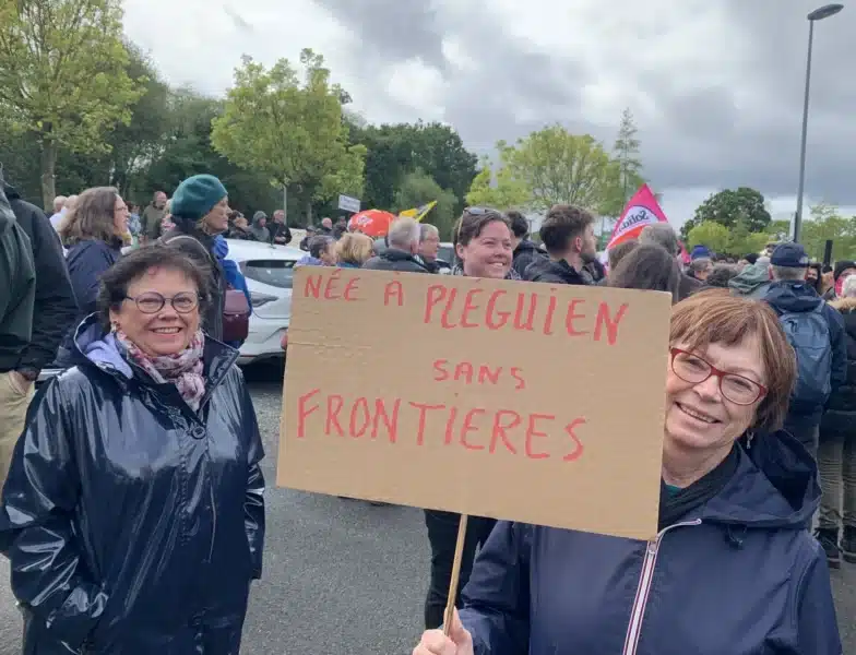 Comme Martine et ses amies, environ 400 personnes ont manifesté contre l'ouverture de la micro-brasserie d'Erik Tegnér, le 14 mai dernier. Crédit : PYB