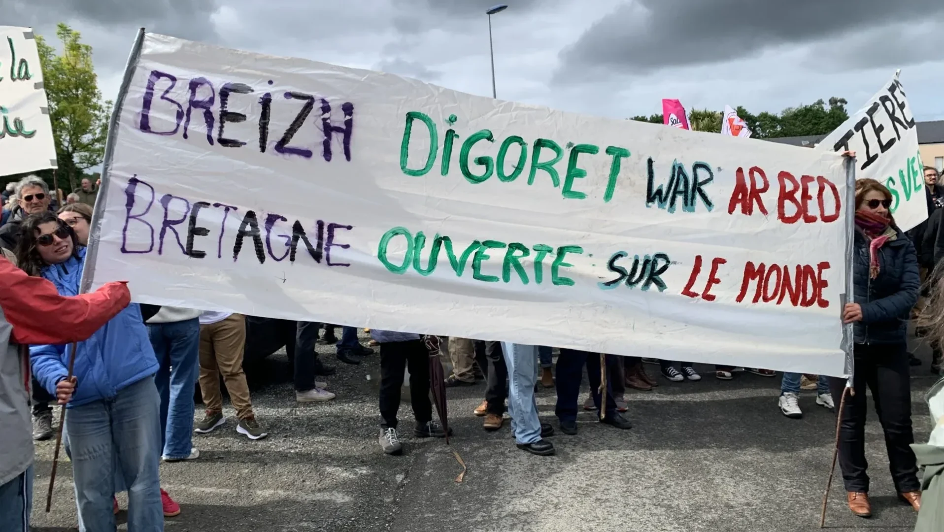 Banderole bilingue déployée lors de la mobilisation contre l'inauguration de la brasserie Kerfave, le 14 mai dernier, sur la commune de Pléguien (22). Crédit : PYB.