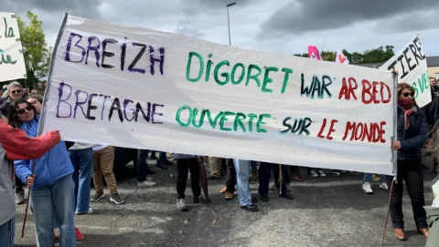 Banderole bilingue déployée lors de la mobilisation contre l'inauguration de la brasserie Kerfave, le 14 mai dernier, sur la commune de Pléguien (22). Crédit : PYB.