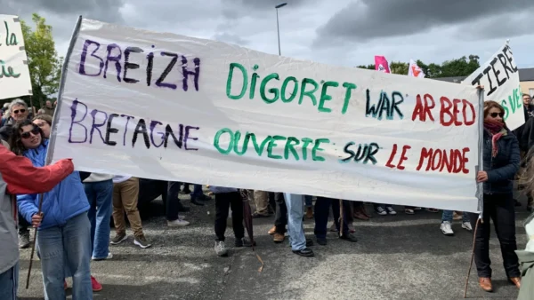 Banderole bilingue déployée lors de la mobilisation contre l'inauguration de la brasserie Kerfave, le 14 mai dernier, sur la commune de Pléguien (22). Crédit : PYB.