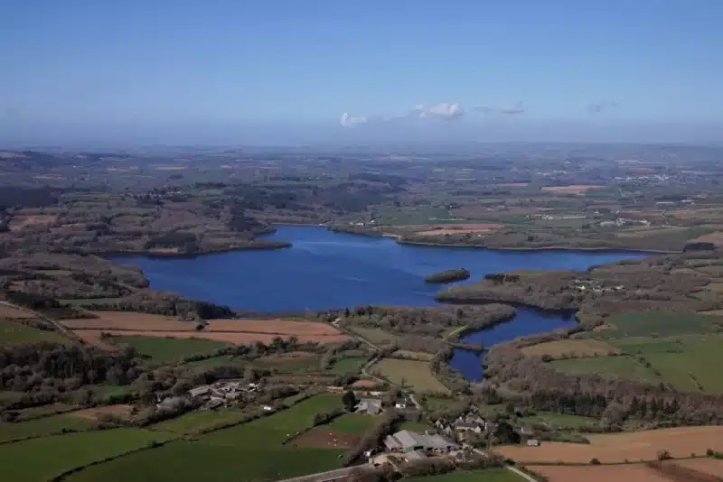Réservoir artificiel d'une superficie de 110 hectares, le lac du Drennec est alimenté en partie par l'Élorn et le Mougau. Situé au pied des monts d'Arrée, il approvisionne en eau une partie du Finistère nord, dont Brest métropole, Landerneau et Landivisiau.