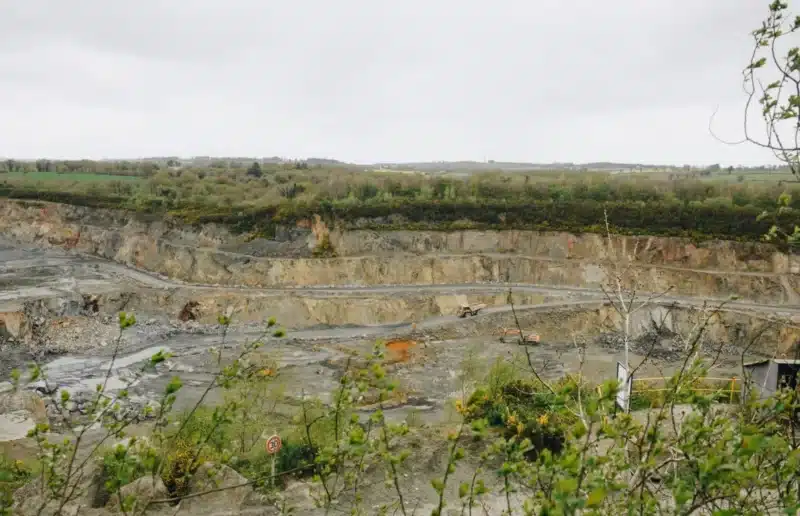 Vue globale du site de la mine Imerys à Glomel.
