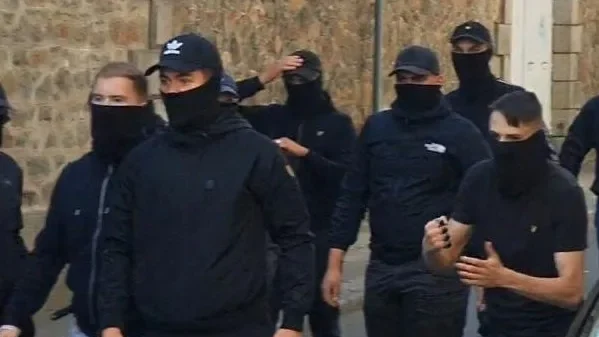 Un groupe d’une vingtaine de militants d’extrême droite se prépare à attaquer le festival Bretagne ouverte et solidaire, organisé par le Comité vigilance antifasciste local, en juillet 2023. L’attaque est revendiquée par le Korrigans Squad, des hooligans d’extrême droite. DR
