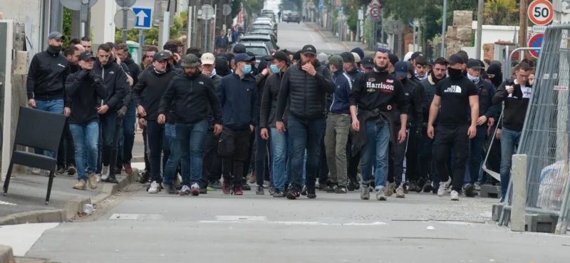 Des hooligans d’extrême droite, fréquentant les tribunes de Rennes et Guingam, participent en avril 2023 à une manifestation contre l’installation d’un centre de demandeurs d’asile à Saint-Brevin-les-Pins (Loire-Atlantique). Crédit : Emmanuelle Pays / Hans Lucas