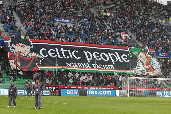 « Celtic People Against Racism » sur une banderole rouge et noir aux couleurs du club rennais : les supporters étaient officiellement antiracistes en 2011. DR