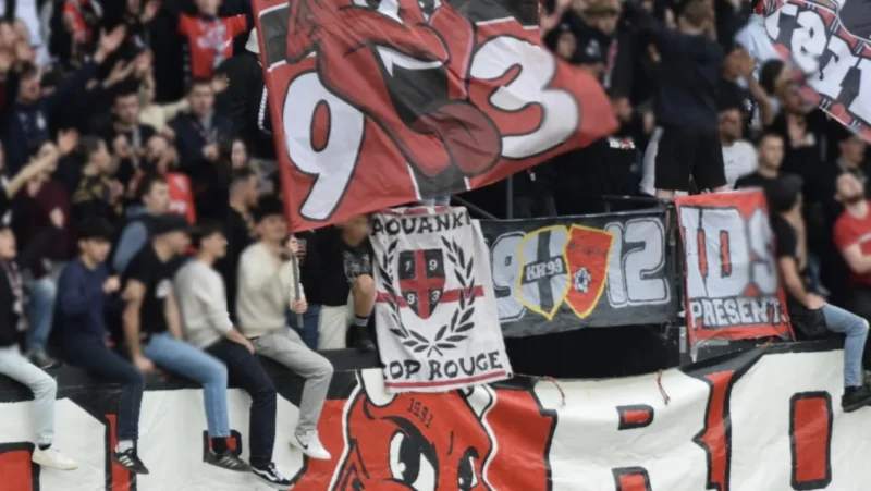 La banderole « IDS présents » (lettres blanches sur fond rouge à droite) rend hommage aux hooligans d’extrême droite condamnés après avoir attaqué un festival antiraciste à Saint-Brieuc, en 2023. DR
