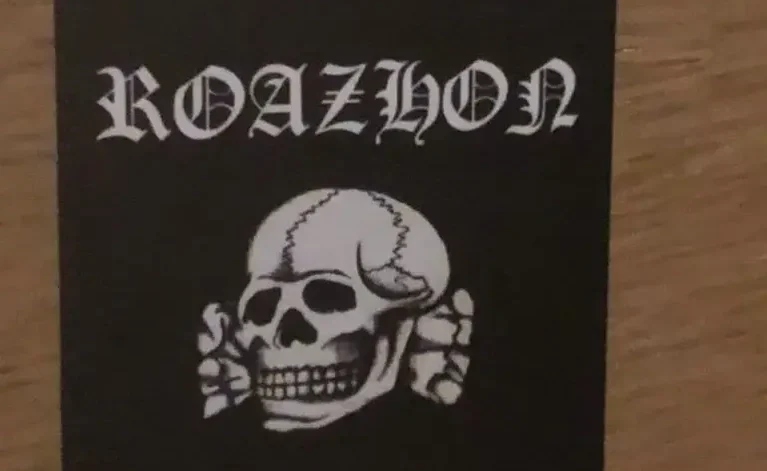 Ce sticker « tête de mort » des Roazhon 1901 à Rennes est l’exacte copie des « Totenkopf » stylisés par les nazis du 3e Reich pour les uniformes et insignes SS. DR