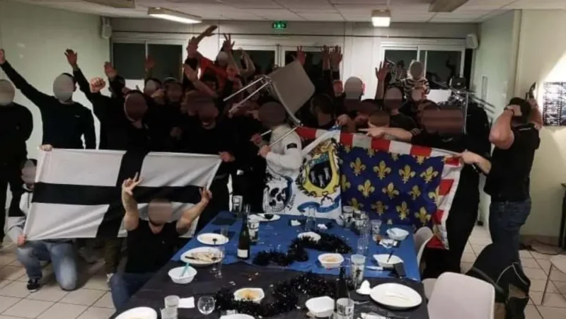 Les hooligans tourangeaux du Turone Squad s’affichent effectuant des saluts nazis avec les hooligans rennais : on reconnaît un drapeau « Kroaz du » (« croix noire », en breton) – l’un des emblèmes historiques de la Bretagne. DR