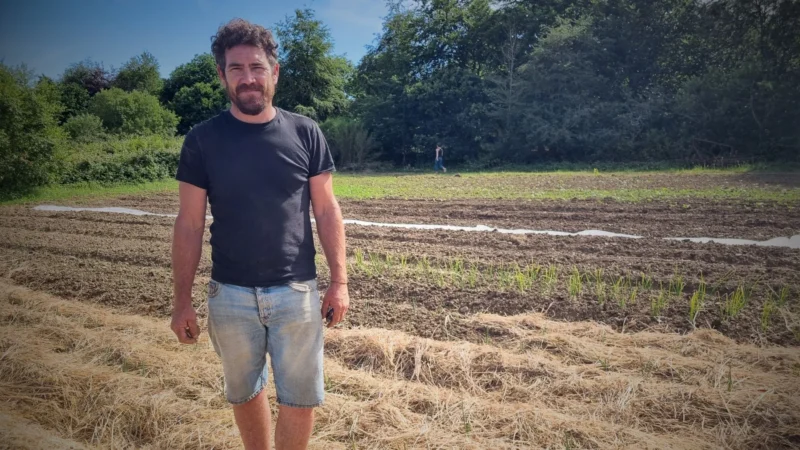 « Ici on produit nos semences et nos plants, on fait beaucoup avec pas grand chose, défend Arnaud Madec, formateur en maraîchage. O apprend à travailler sur des petites surfaces, avec peu d'investissement pour désendetter les paysans. Le transfert à Morlaix, au cœur du bassin légumier, ça change aussi la philosophie du projet. »