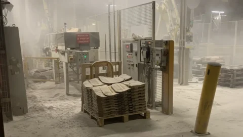 Vue intérieure de l'usine d'affinage de la mine Imerys de Glomel, photographiée par un salarié.