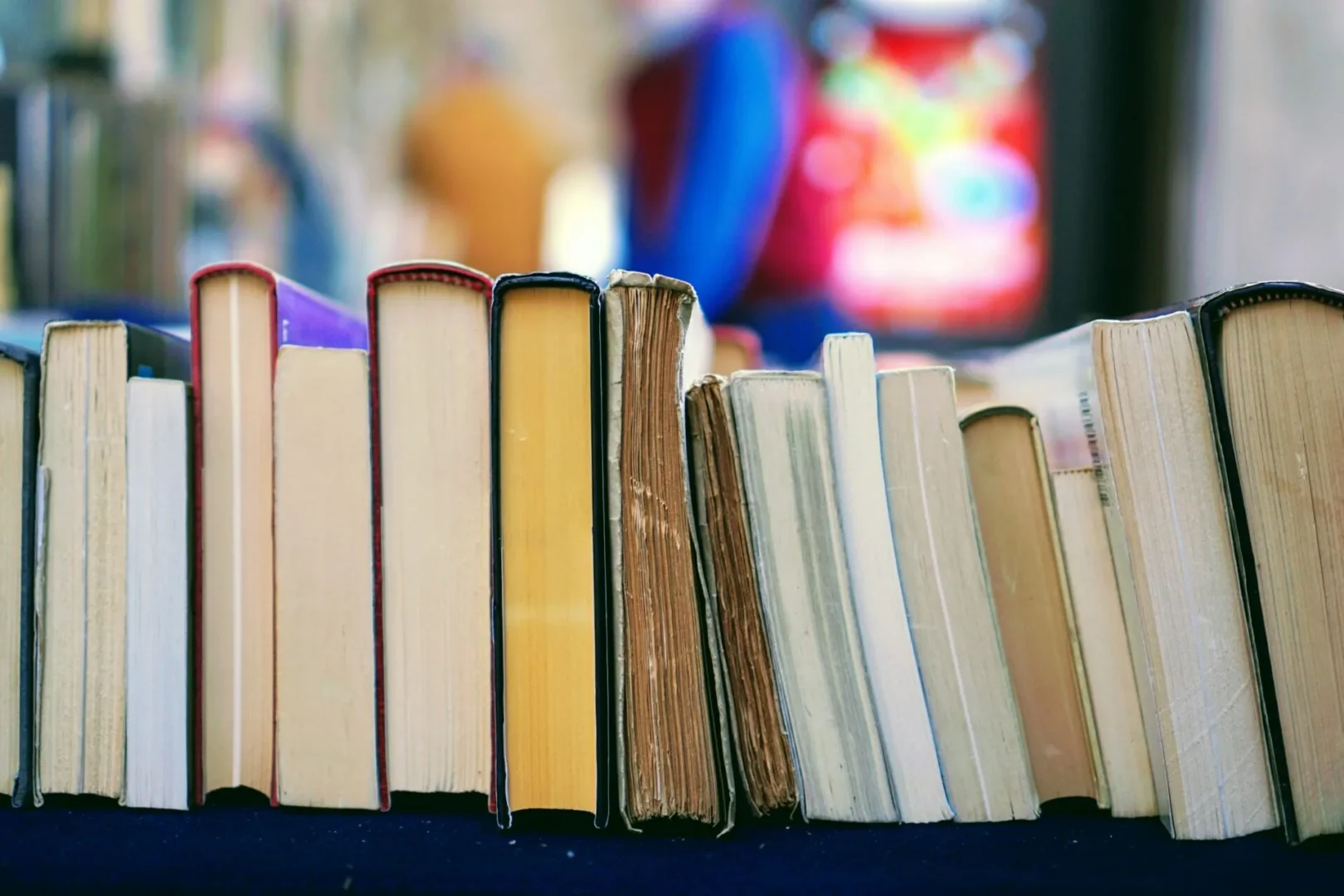 260522 Livres Alignés Sur Une Table à Milan Crédit Tom Hermans Licence Unsplash